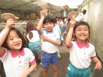 シイタケがり＆白川敬愛保育園へ(きりん組)