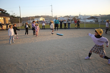 運動場で全員遊び(ドッジビー)